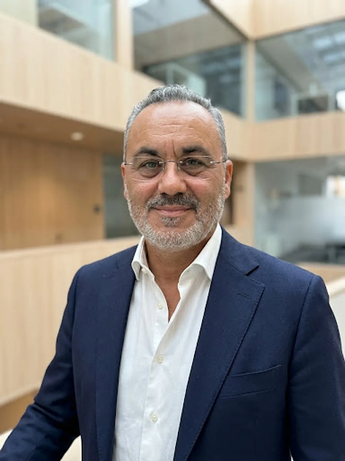 Mati Ahmet Tunçöz lächelnd, Kontakt Köln